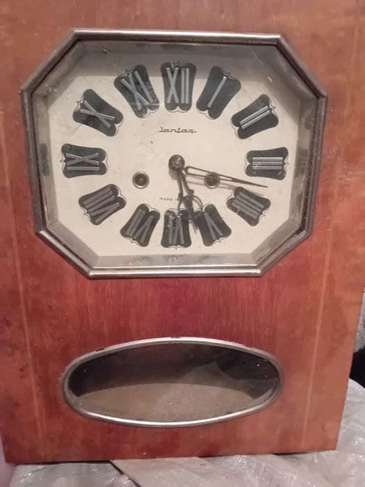 Часовници работят.