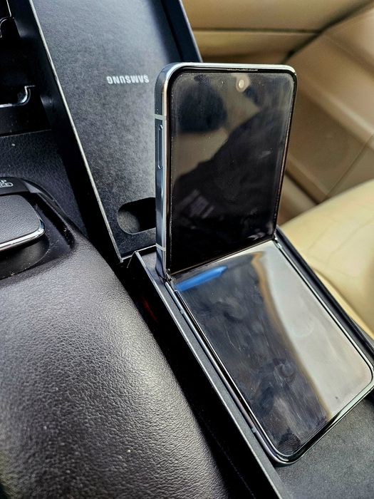 Samsung Galaxy Z Flip5, cu 8GB RAM și 512GB spațiu memorie