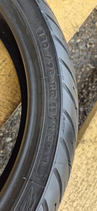 O anvelopa moto Michelin 120/70 ZR17.