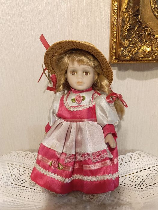 Кукла фарфоровая.