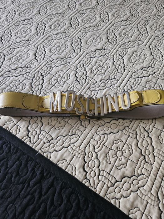 Curea Moschino din piele.