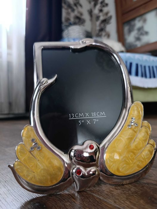 Продаётся фоторамка металлическая.