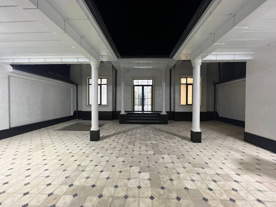 Toshkent viloyati Nurafshon shaxri markazida 2.75 sotixli 5 xonali uy