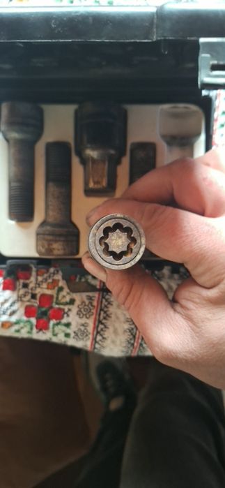 Секретни болтове Мерцедес