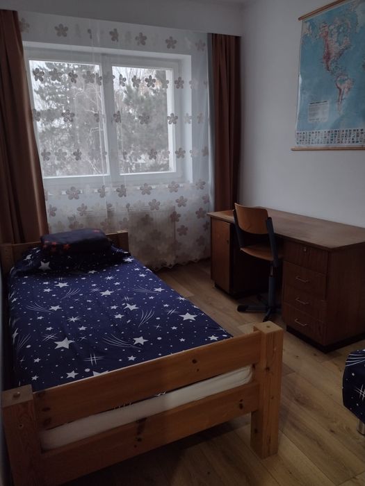 Închiriez apartament cu 3 camere.