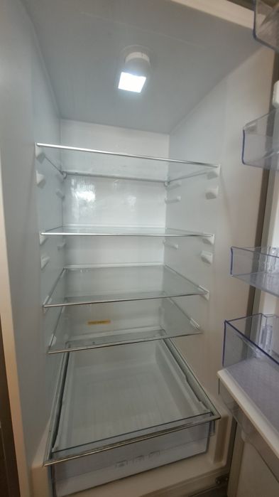 Продавам хладилник с фризер Beko перфектен без забележки.
