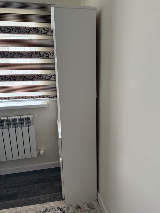 Шкаф с полками для одежды