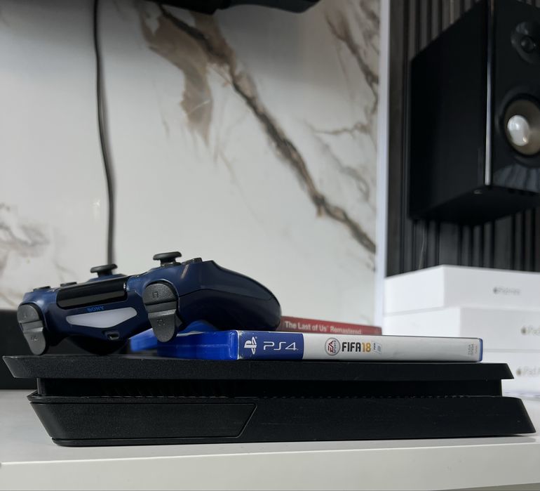 PS4 Slim + джойстик + 2 игри