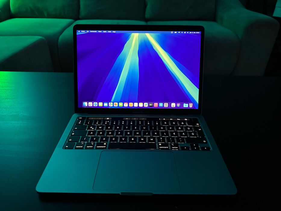 MacBook Pro 13" 2020 cu TouchBar - 325 de cicluri - Full Box