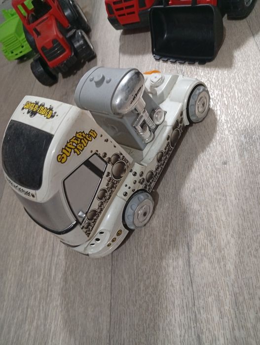 Продам 8 шт большие машинки