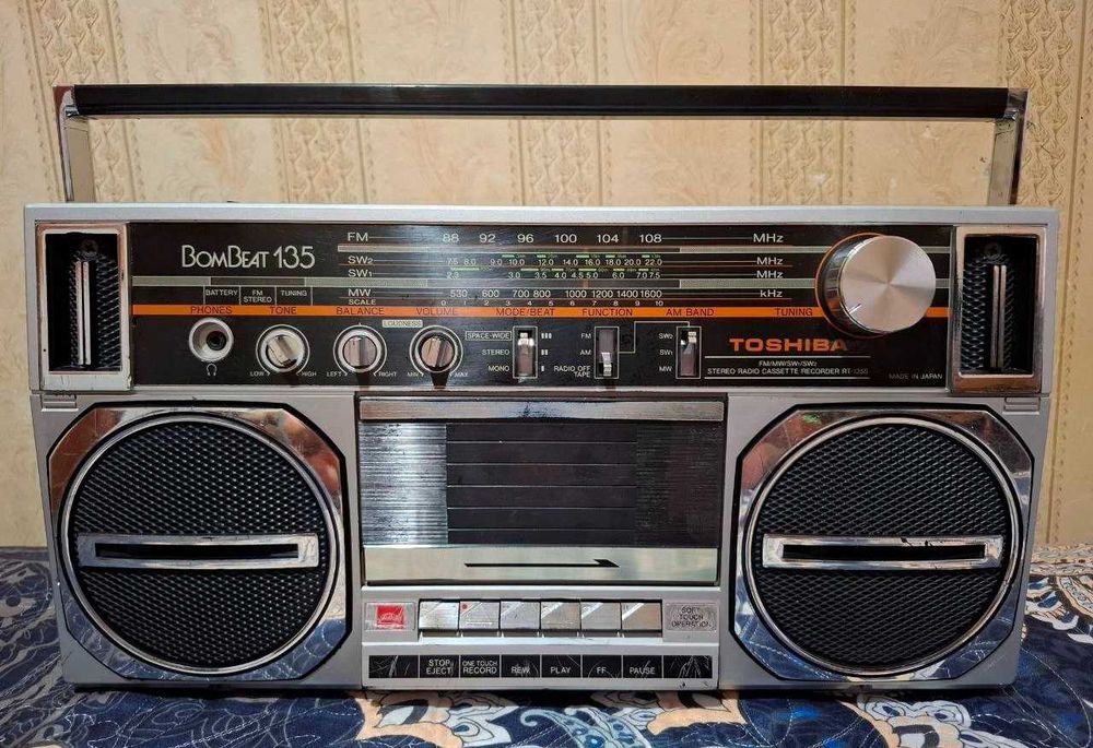 Магнитола Toshiba BomBeat RT-135S