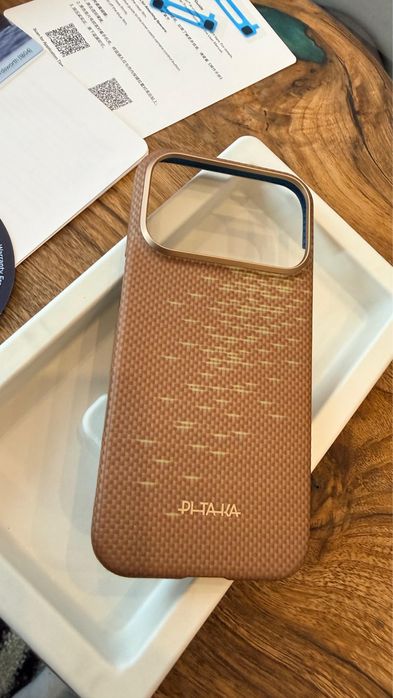 Husa Husa Pitaka iPhone 17 Pro  Ultra-Slim, Golden Glint (PitaTap
