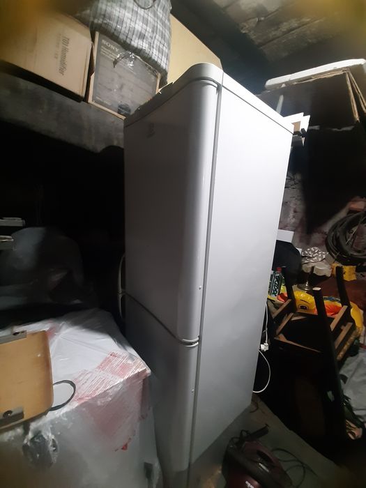 Продаётся холодильник indesit