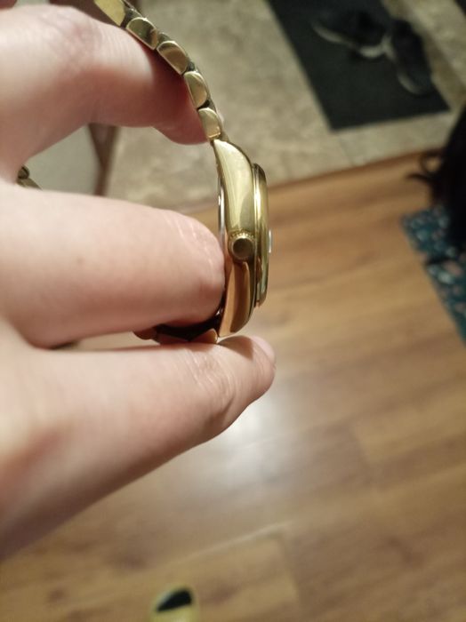 Часы наручные золотистый