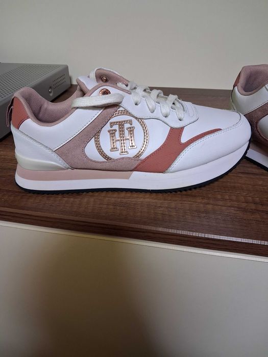 Продавам дамски маратонки Tommy Hilfiger