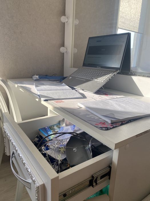 Стол для мейкапа