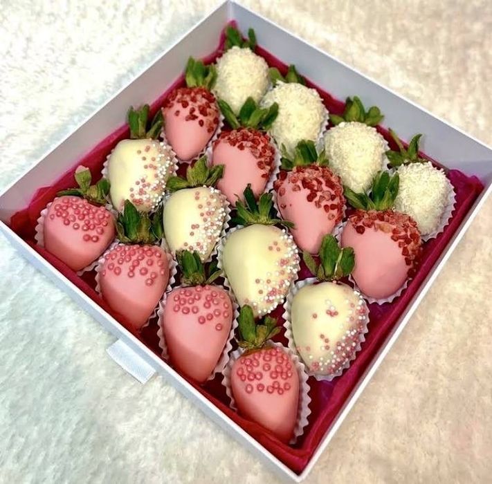 Клубника в шоколаде, часы, наборы