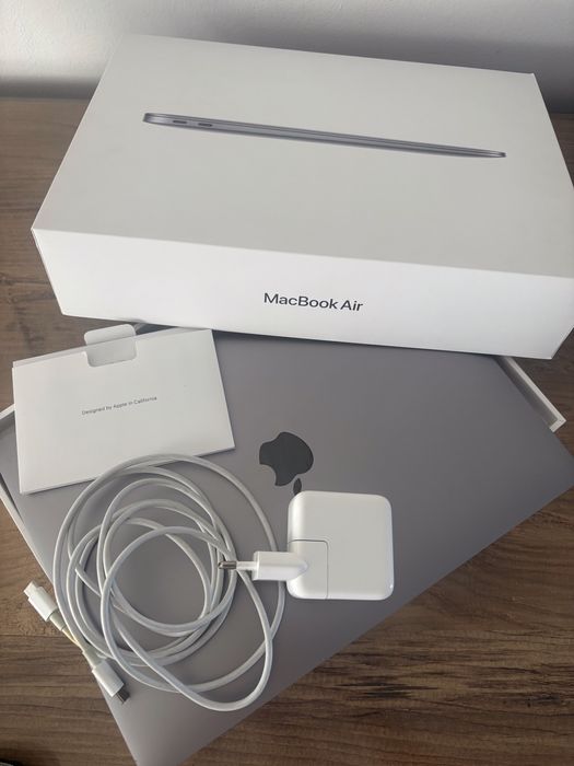 Macbook Air 13” Retina 2020 i3 8 GB RAM 256 SSD В отлично състояние