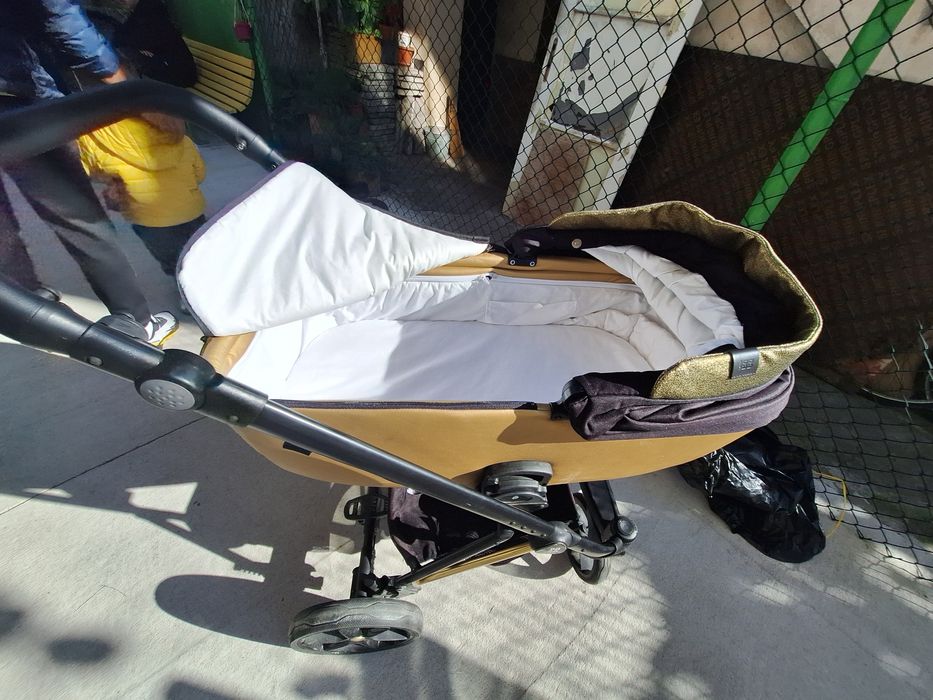 Бебешка  количка черно и златно