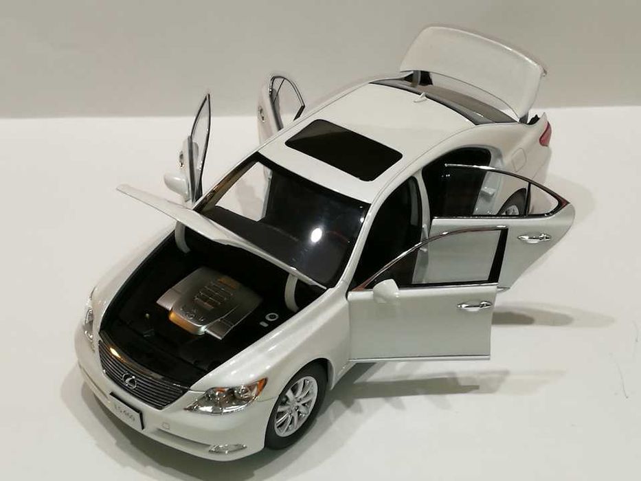 1:18 Lexus LS 460 white metallic.