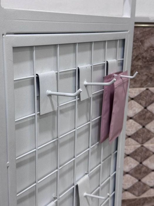 Вешалка, сетка для аксессуаров, стойка