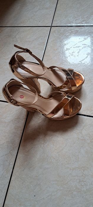 Sandale cu toc gros n.36