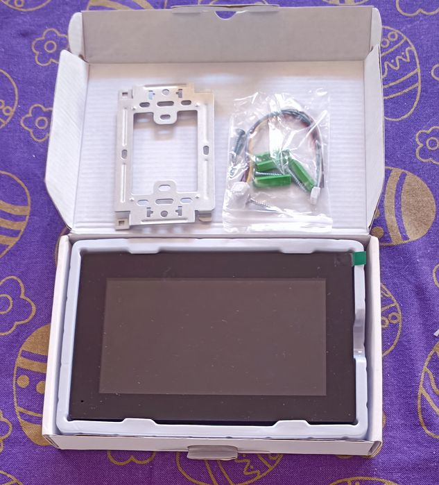Video interfon digital cu camera și 2 monitoare.