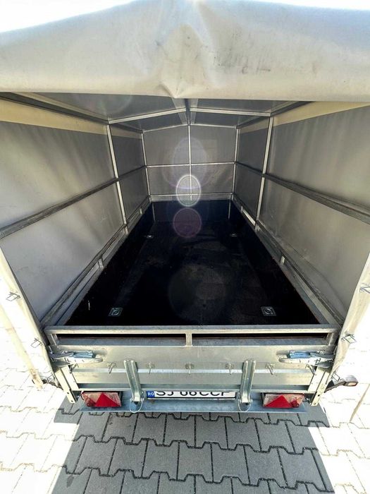 Remorcă 2T dublu ax cu sistem de frânare și prelata
