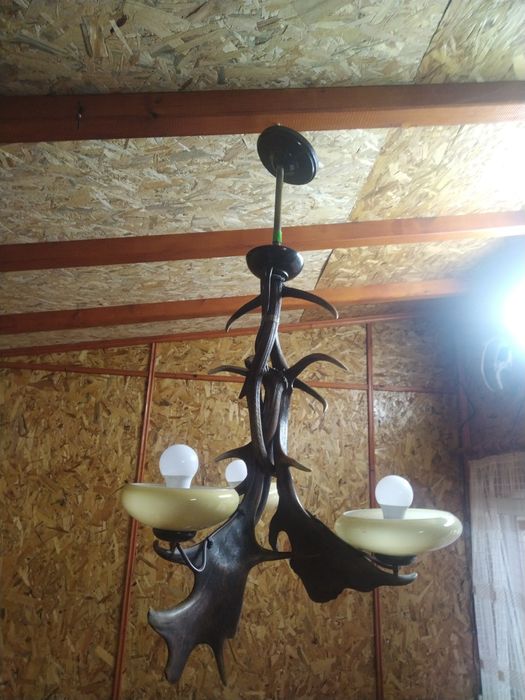 Ръчно изработен таванен полилей от 5 броя еленски рога. 
Нестандартен,