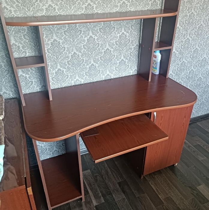 Продам компьютерный стол