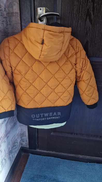 Куртка жёлтая, тёплая  на осень ,весну и раннюю зиму