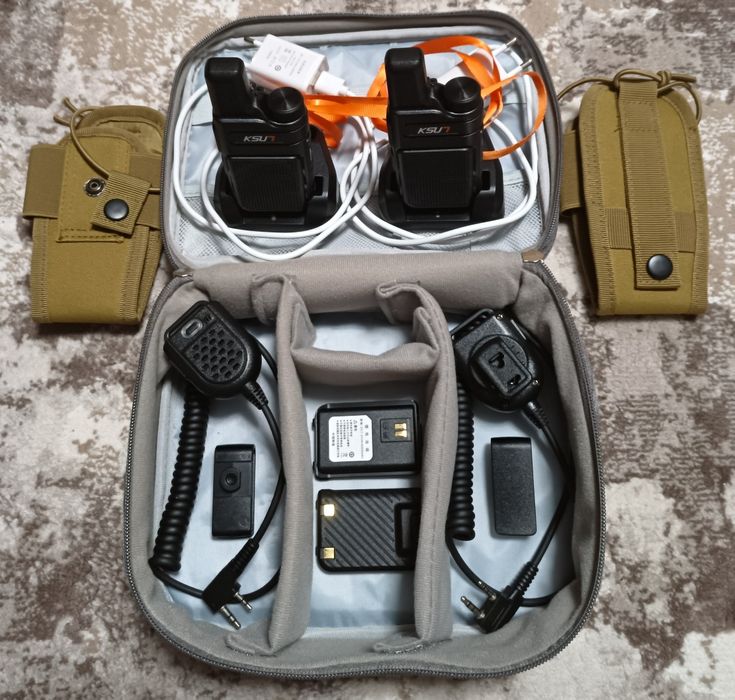 Două stații radio KSUN X-M6,PMR 446,cu 4 baterii și multe accesorii