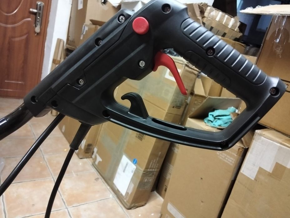 Motosapă cu o adâncime de 22 cm şi lățime de lucru 35 cm