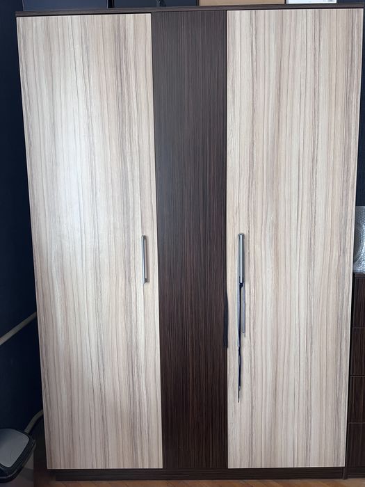 Двукрилен гардероб