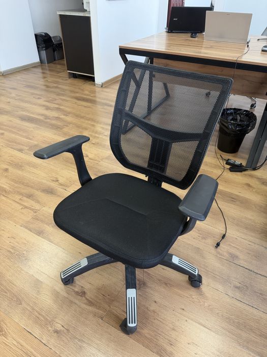 Офисные стол и стулья