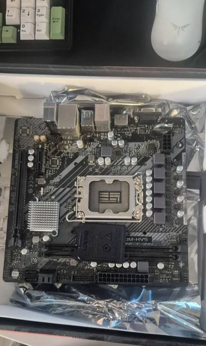 Срочно продам! Почти новая! Материнская плата LGA1700 / Intel H610 / D