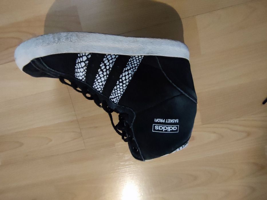 Продавам дамски боти спортни