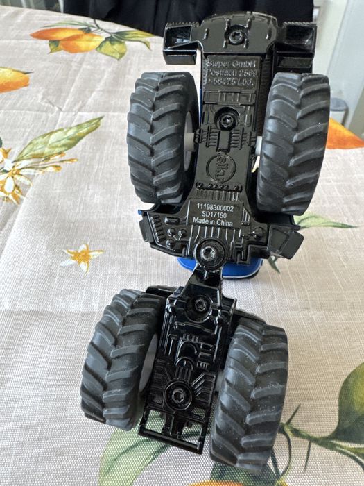 Детска играчка трактор New holland 1:50 Siku