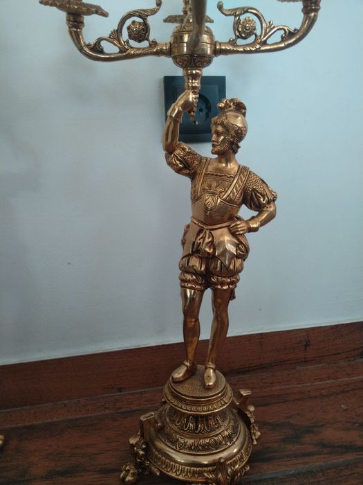 Продавам два масивни антикварни свещника петици огромни тежки