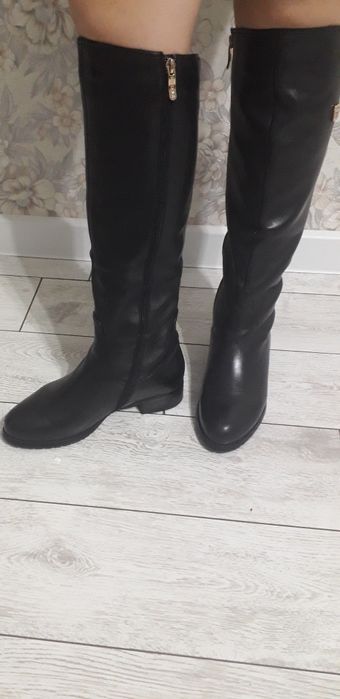 Продам новые кожаные сапоги.