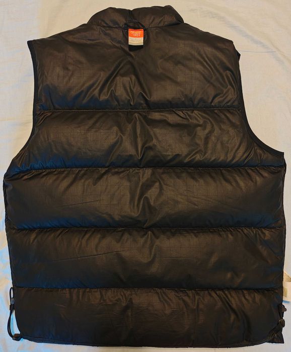 Vând vesta Nike unisex, neagra, mărimea L. Ușoară și calduroasa.