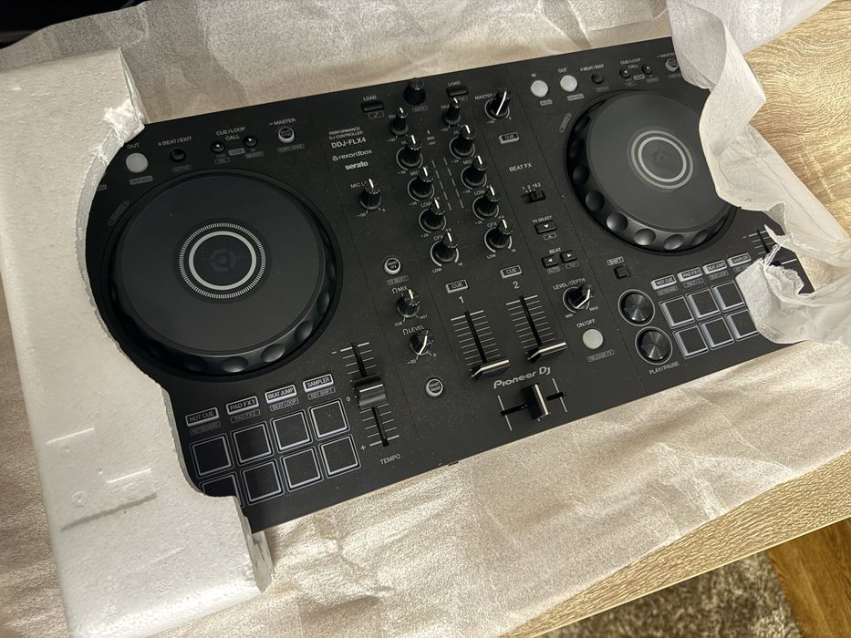 Vând consola Pioneer ddj Flx4 impecabila desfacută pentru poze.