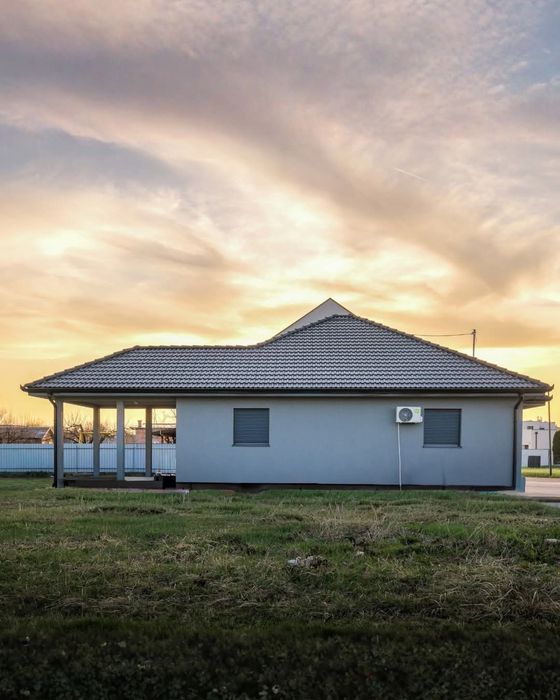 Vand case pe structura metalica cu panouri sandwich termoizolante