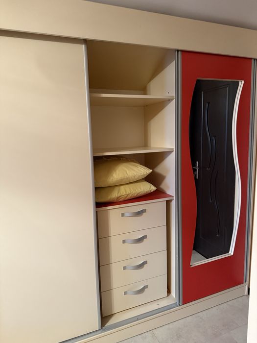 Pat + saltea și două șifoniere cu multe compartimente