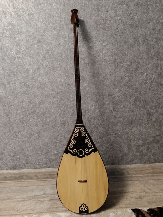 Домбыра сатамын.