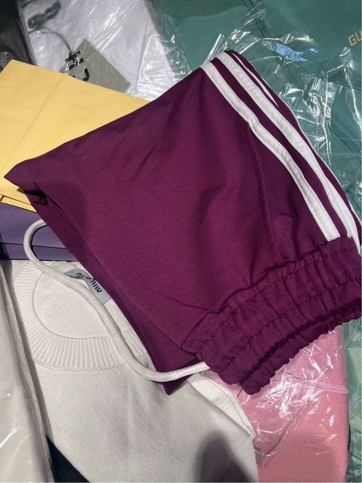 Дамски екип Adidas последен размер Л в бяло и лилаво свежи за пролетта