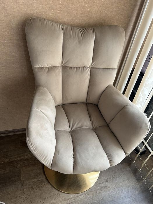 Бюро с прахоуловител и два стола за маникюр