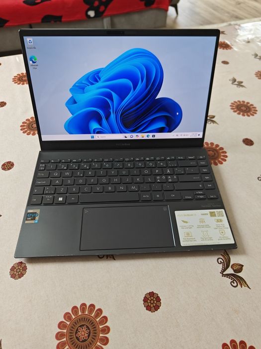 Asus ZenBook 13 cu procesor i7 11th RAM  16 GB Ssd  512 GB