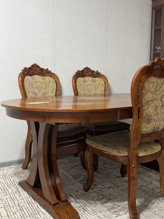 Стол со стульями