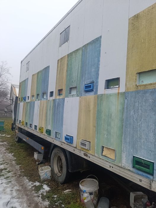 Stupină mobilă pe camion – de vânzare sau piese